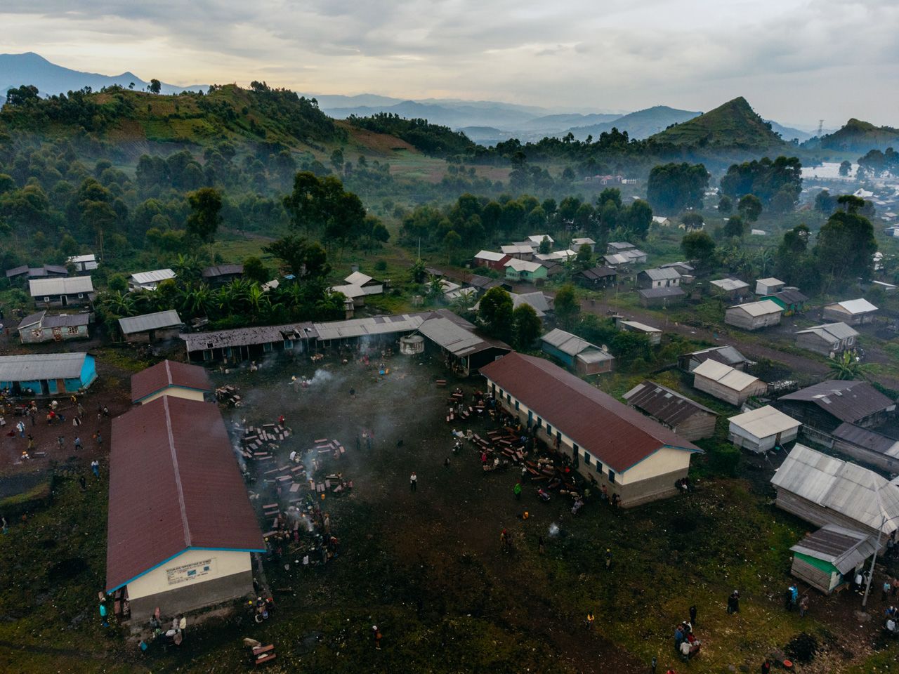 An aerial view of families displaced by conflict between M23 forces and the Congolese Army (FARDC) seeking shelter in a school building after arriving in Munigi, Goma, Democratic Republic of Congo. ©Hugh Kinsella Cunningham/NRC