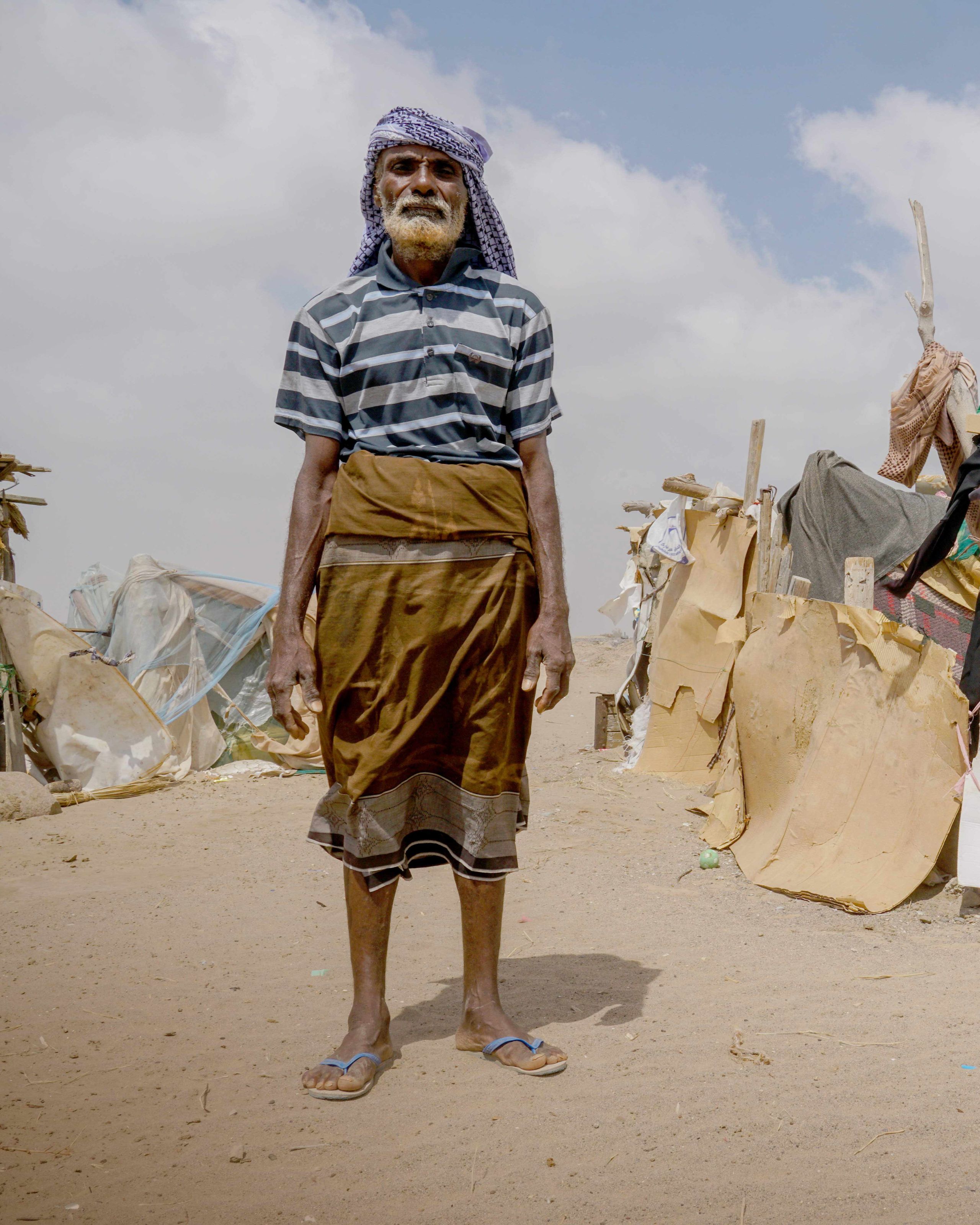 Ali, aged 70, is an IDP who now lives in a shack in the desert outside Aden, Yemen. He earns roughly USD 1 per day selling plastic to a recycling business in town. (Giles Clarke for UN/OCHA)